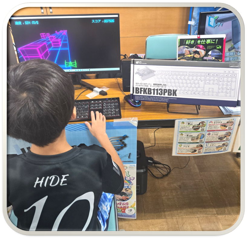 福祉カーニバルにてGamingキーボード(ビットトレードワン社製)を活用したeスポーツイベントの様子
